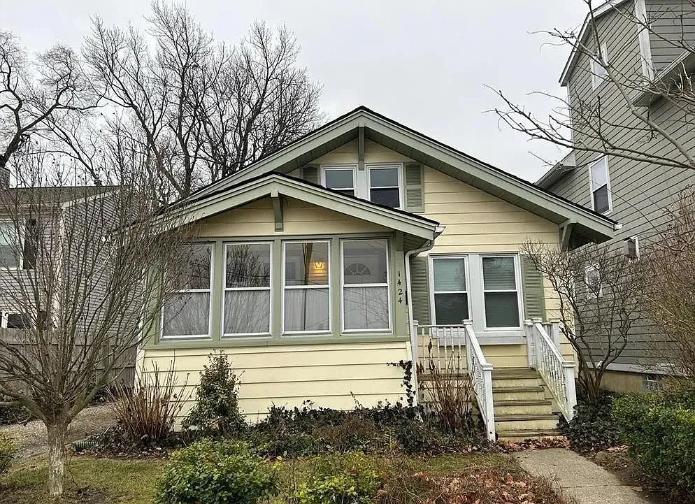 2 bed, 832 sqft, $1,900 — Photo 1