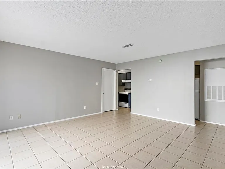 1112 Autumn Cir #D — Photo 3