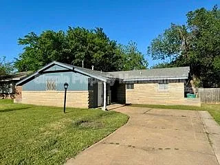 4 bed, 1.0 bath, 1131 sqft, $1,295 — Photo 2