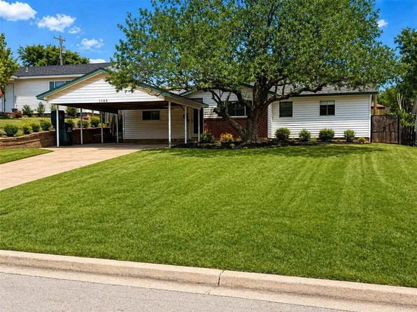 1105 S 13th St, Clinton, OK 73601