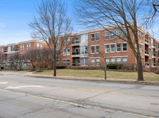 1925 Lake Ave Unit 104, Wilmette, IL 60091