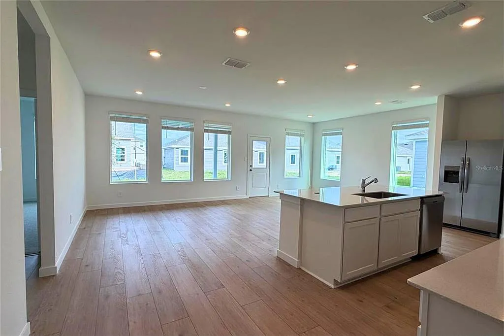 3 bed, 2.0 bath, 2366 sqft, $1,850 — Photo 2