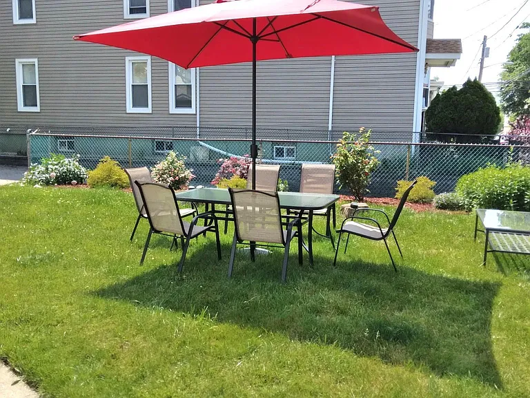 572 E 25th St #1 — Photo 9