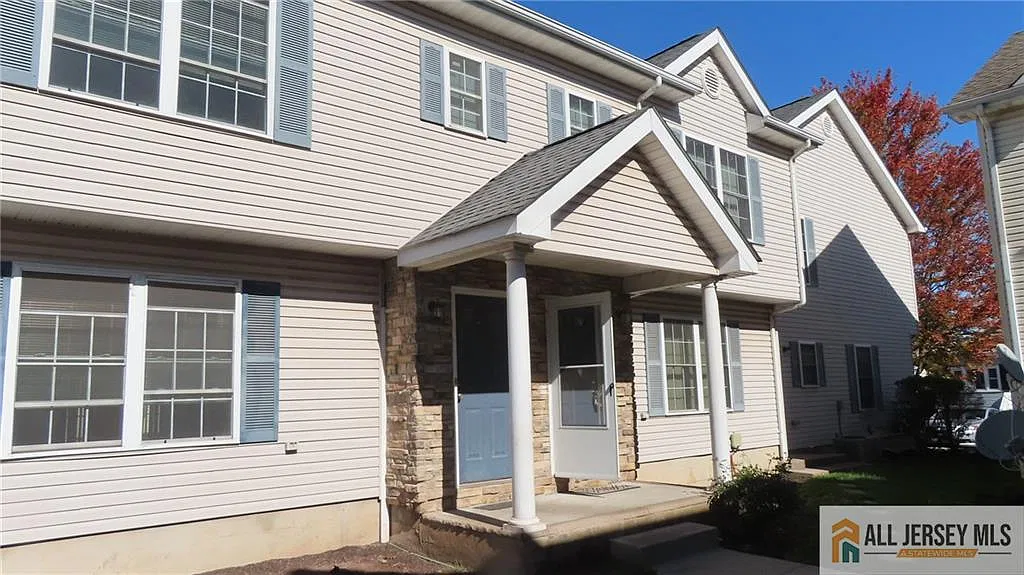 2 bed, 2.5 bath, 1102 sqft, $2,600 — Photo 2