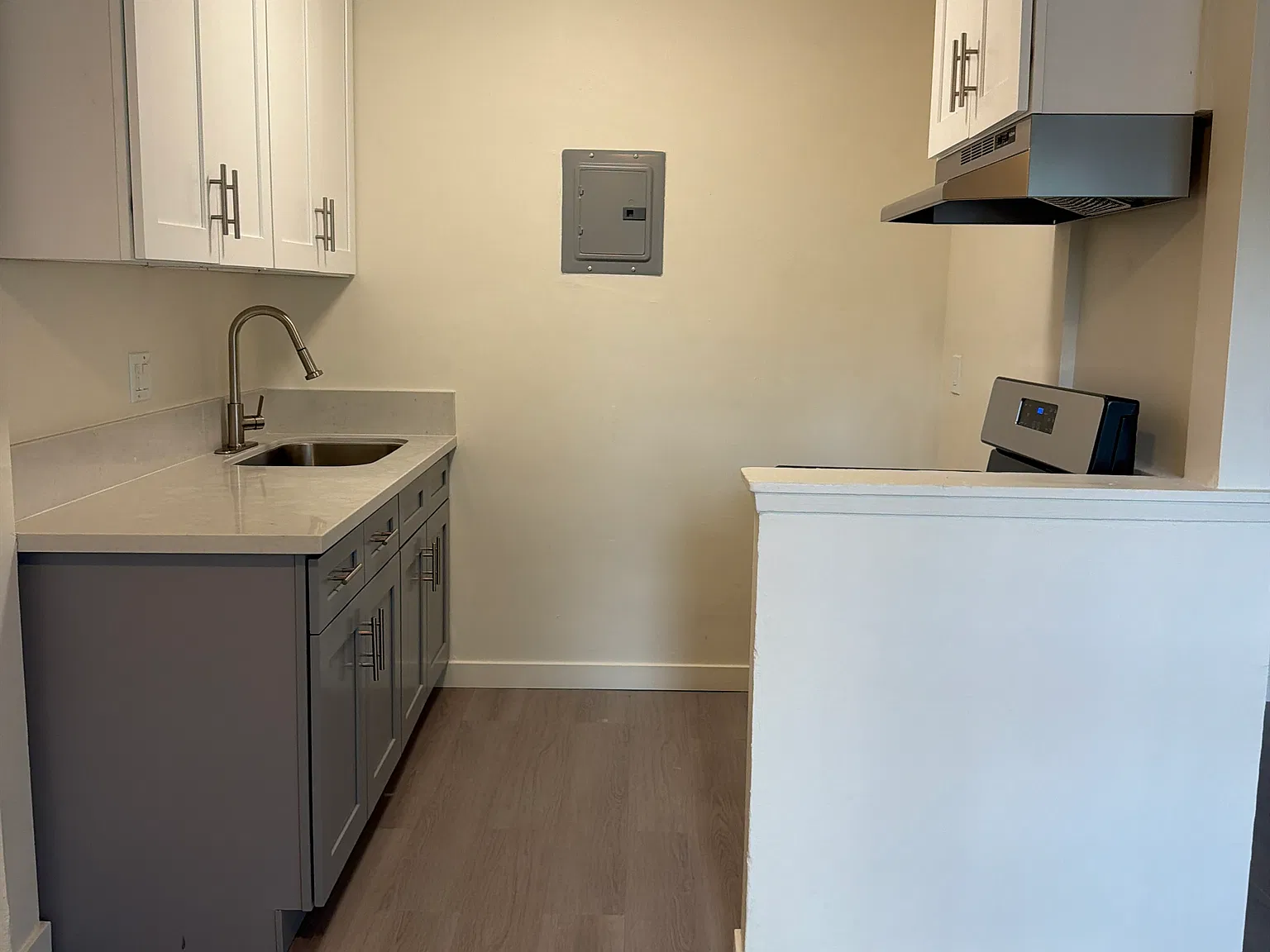 637 N Anna Dr — Photo 2