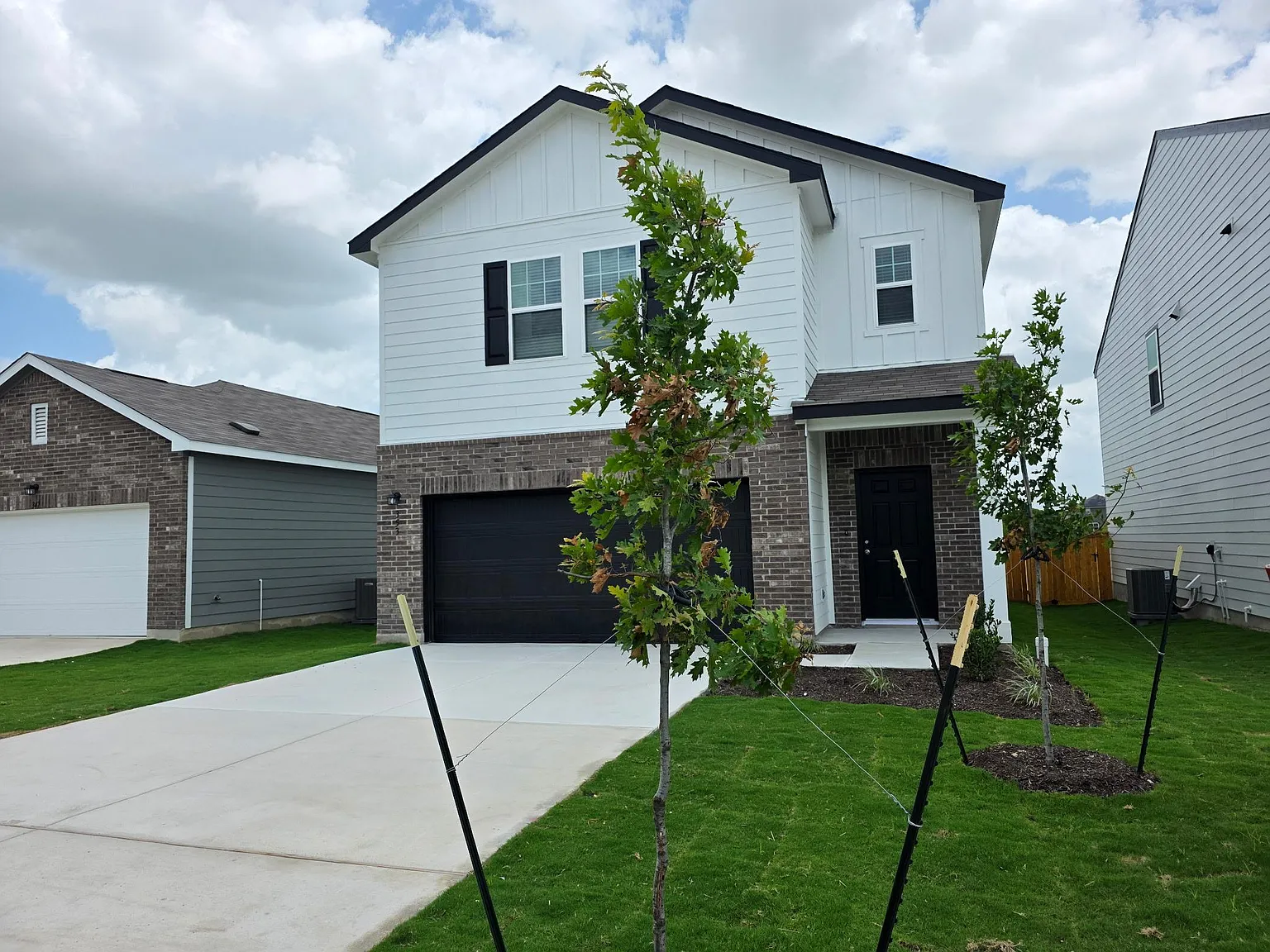 5 bed, 3.0 bath, 2609 sqft, $2,250 — Photo 2