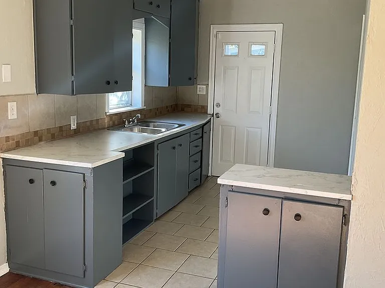 604 Foster Pl — Photo 2
