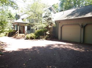 6163 Lakeview Dr, Pocono Pines, PA