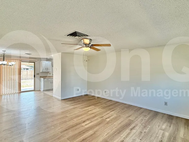 3602 N 72nd Ln — Photo 8