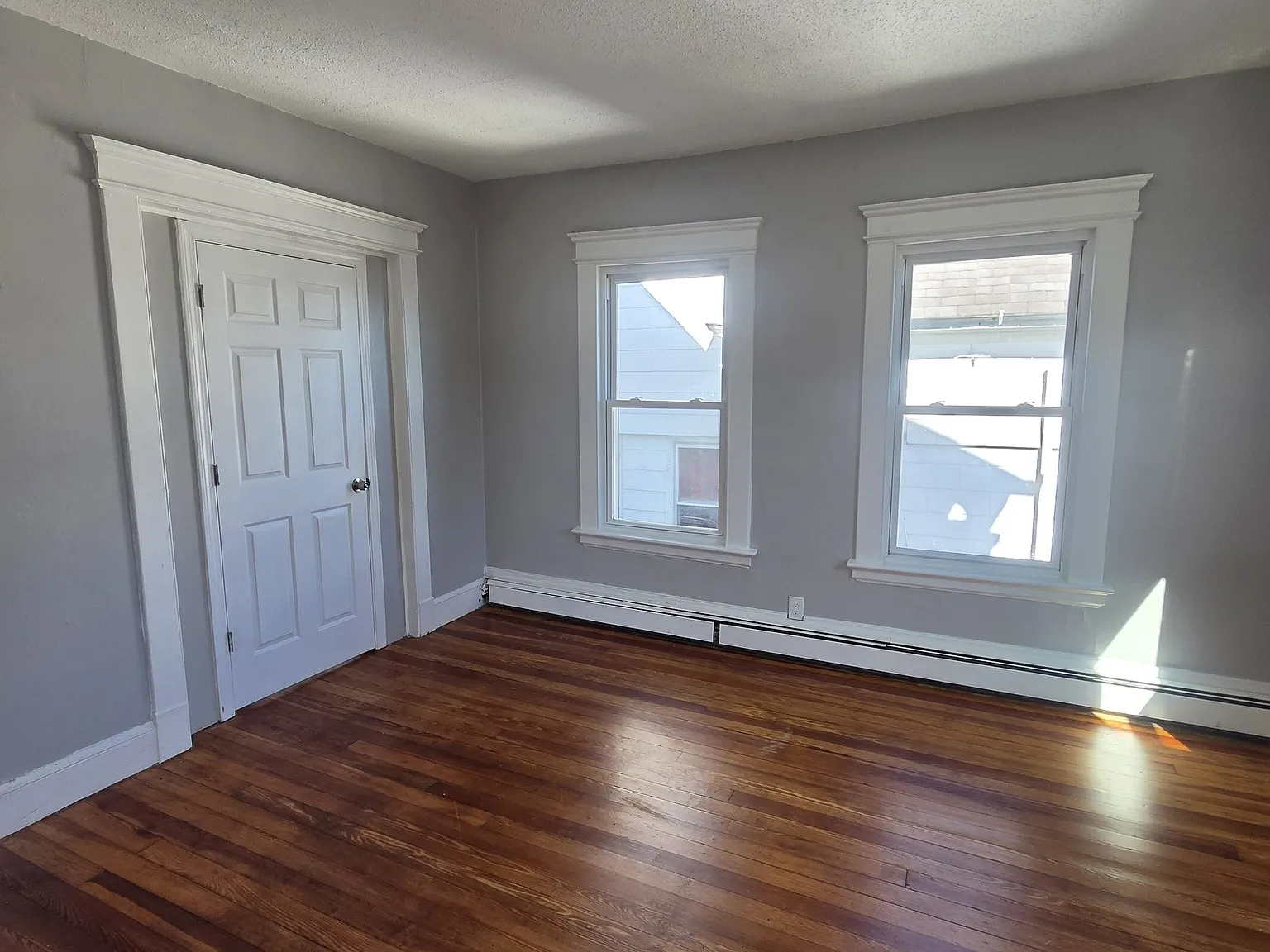 4 bed, 1.0 bath, 3592 sqft, $2,250 — Photo 3