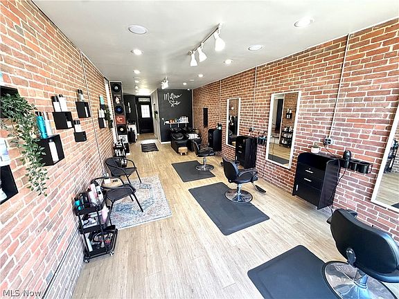 3rd image of 605 Putnam Ave