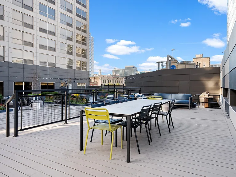 Outdoor dining areas to Presidential Towers in Chicago, IL