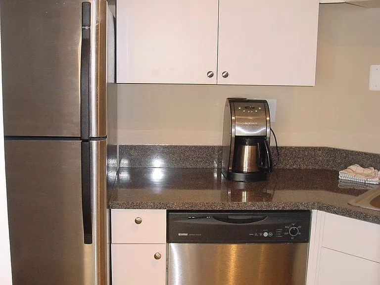 300 Riverfront Dr #14C — Photo 4