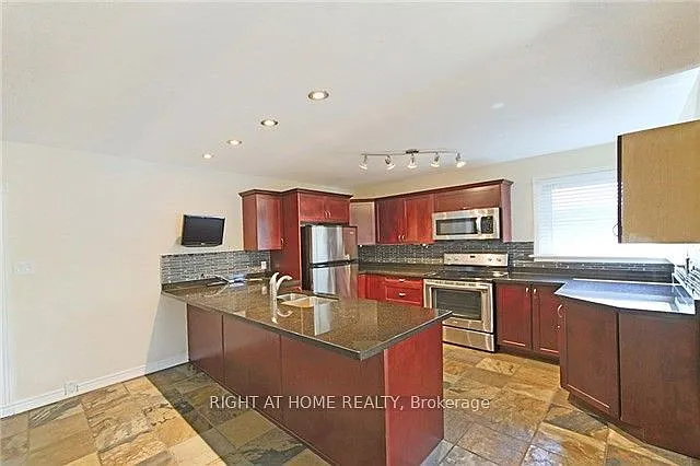 580 Taplow Cres — Photo 5