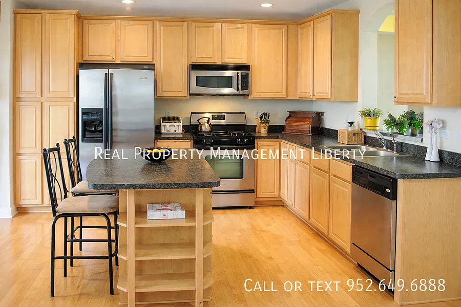 Spacious 3 bedroom, 3 bathroom townhome — Photo 4