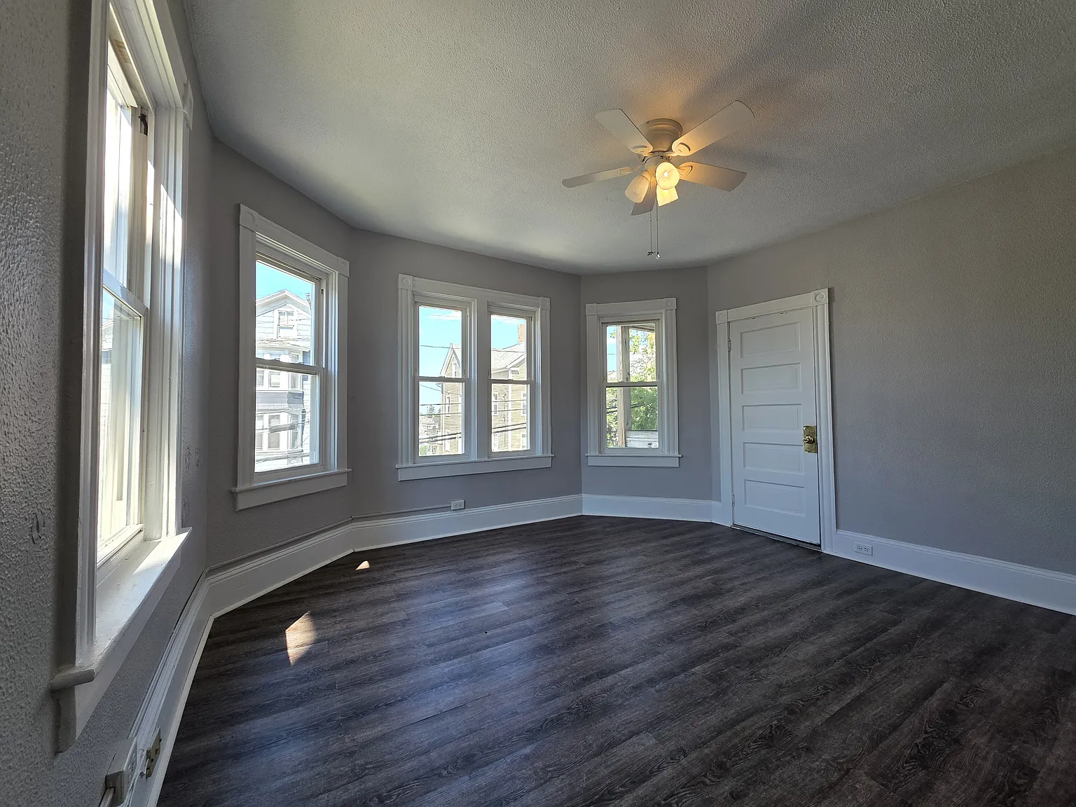  501 Bernon St 2ndflr 4b/1b Renovated Newfloors Freshpaint Petsok Prkg — Photo 3