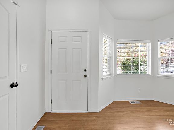 5th image of 1215 Quail St