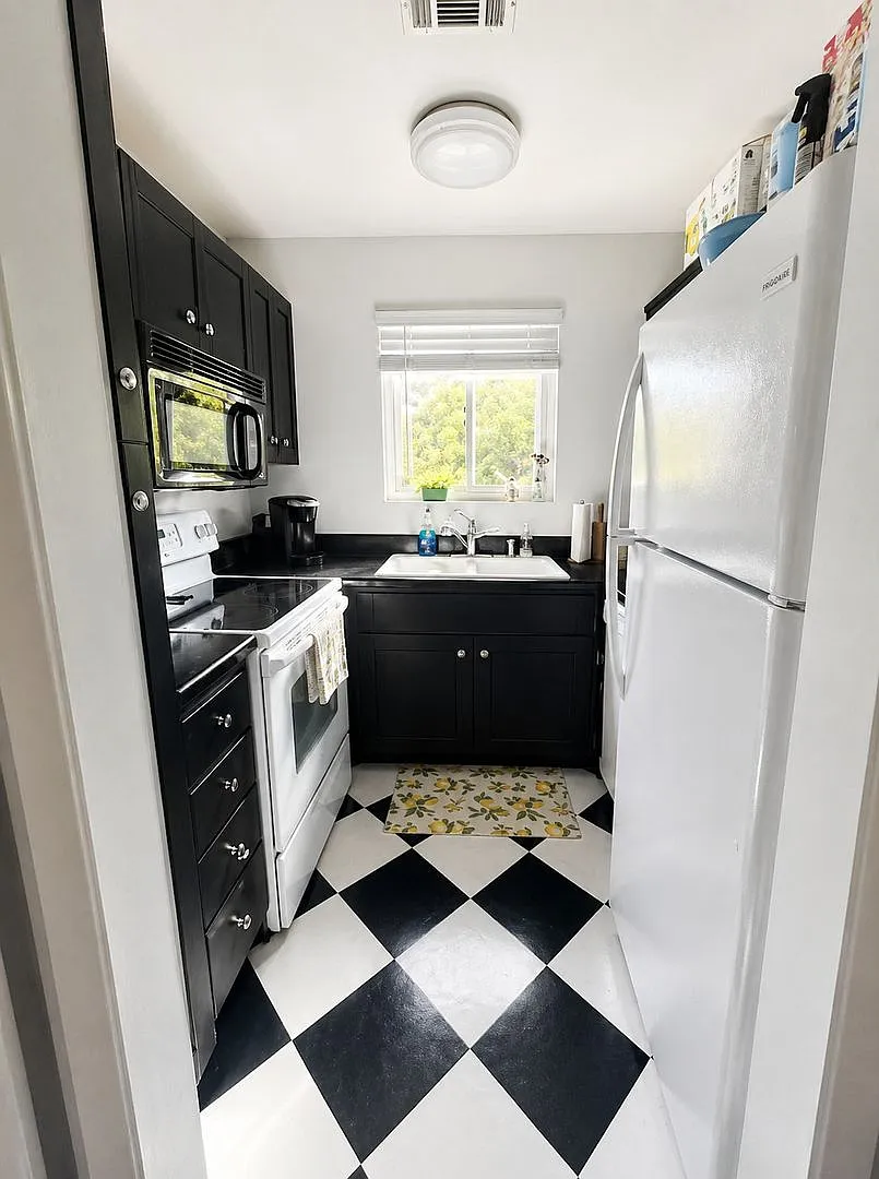 2 bedroom 2.5 bath in College Town!! Walk to stadium! Available August 2027 — Photo 3