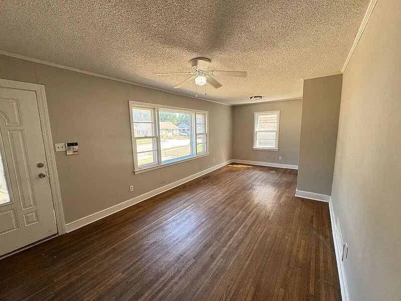 3 bed, 1.0 bath, 1034 sqft, $1,125 — Photo 2