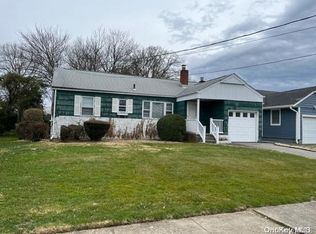 1087 Ott Ln, Merrick, NY 11566