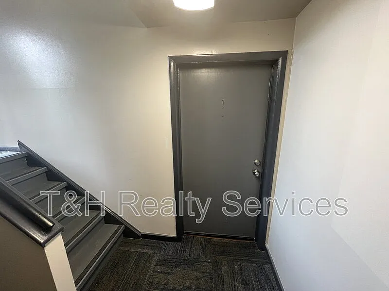 2 bed, 1.0 bath, 775 sqft, $1,050 — Photo 2