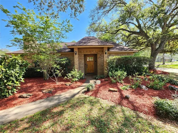 102 Sequoia Street, Lake Jackson, TX 77566