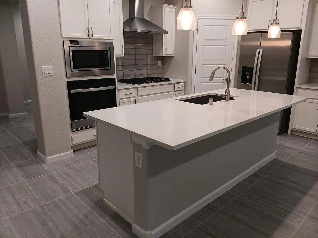 3 bed, 2.0 bath, 2054 sqft, $2,500 — Photo 2
