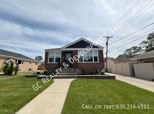 9039 W 24th St, Riverside, IL 60546