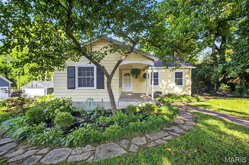 132 Sylvester Ave photo 1
