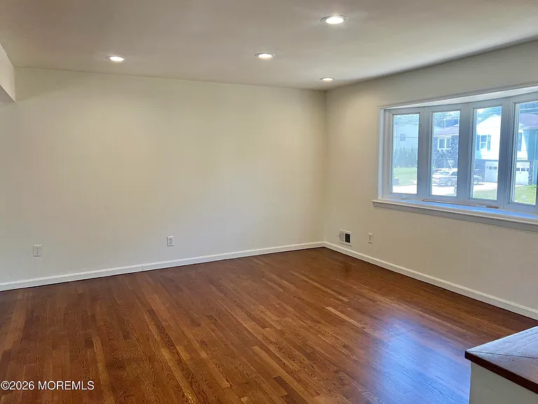 12 White Dr — Photo 6