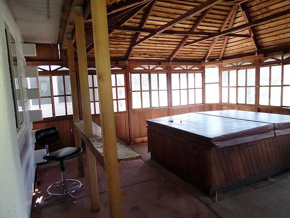 Hot Tub/ Entertainment room