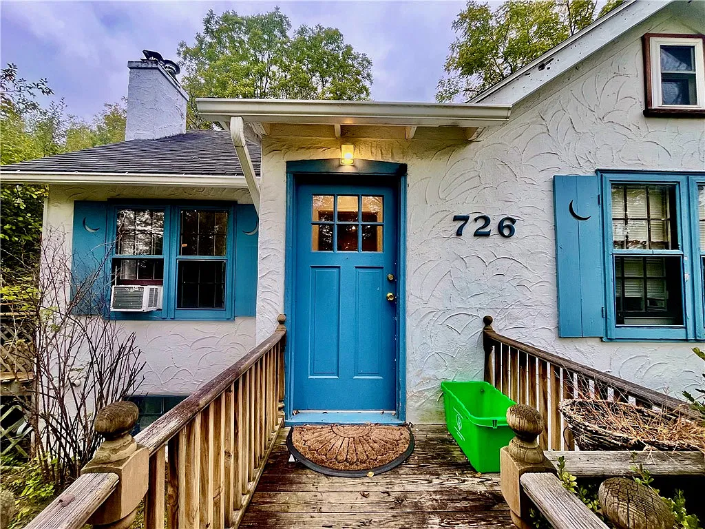 3 bed, 1.0 bath, 744 sqft, $1,950 — Photo 1
