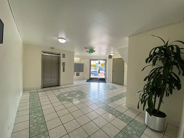 Tarzana Terrace Apartments — Photo 25