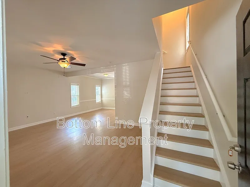 3 bed, 2.5 bath, 1302 sqft, $1,800 — Photo 3