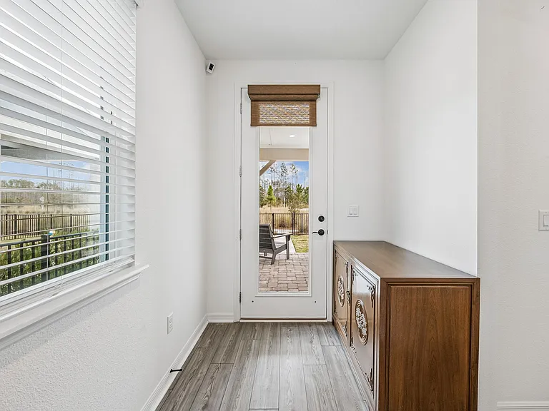 236 Hawthorn Park Cir — Photo 2