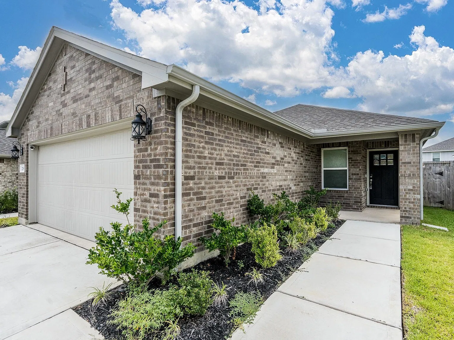 4 bed, 2.0 bath, 1565 sqft, $2,300 — Photo 2