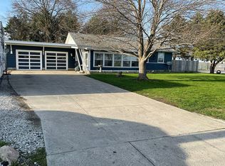 4966 E Beacon Dr, Decatur, IL 62521