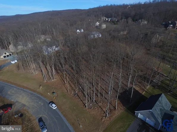 10592 White Oak Dr, Waynesboro, PA 17268