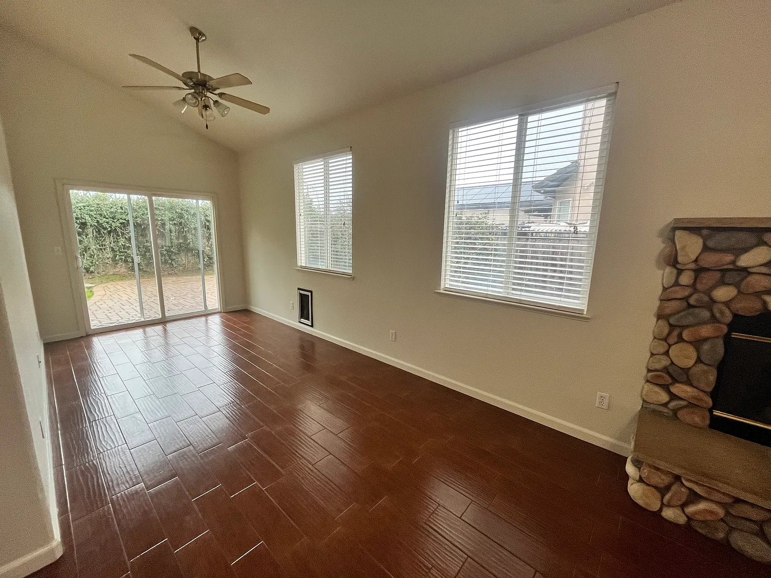 18432 Laurin Dr — Photo 4