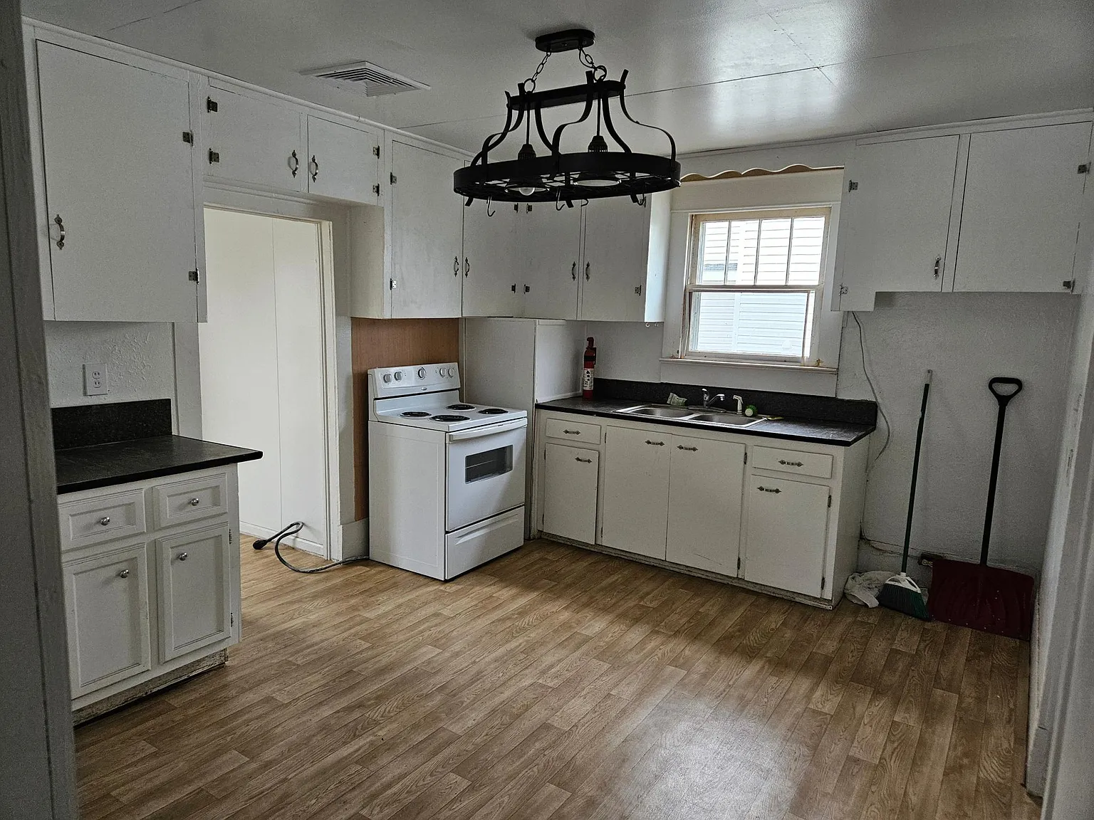 3 bed, 1.5 bath, 1297 sqft, $1,500 — Photo 4