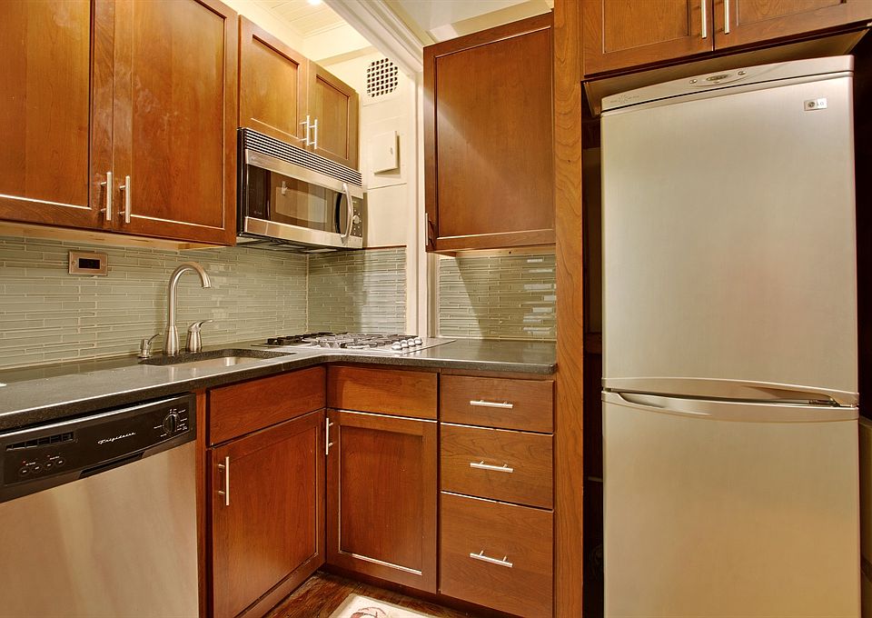 1st image of 457 W 57th St #908