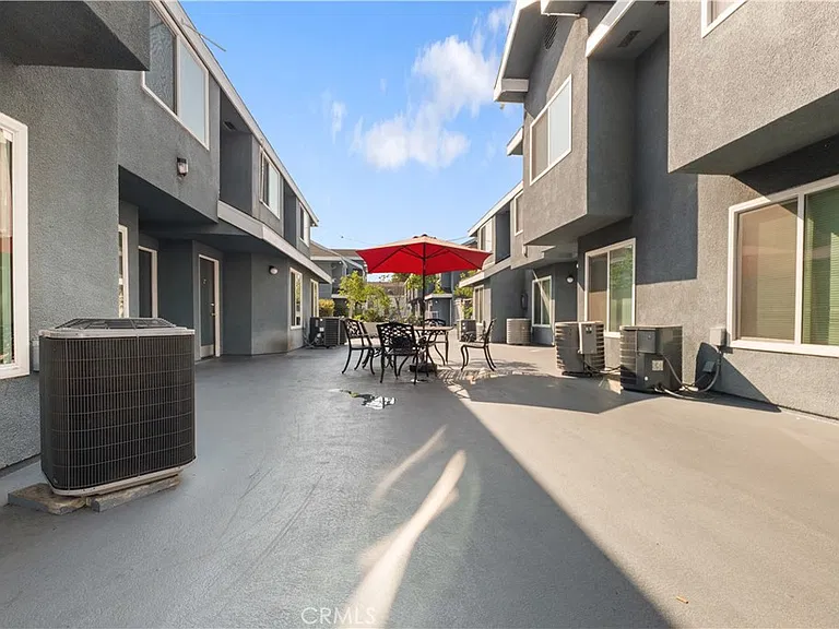 2726 S Menlo Ave — Photo 29