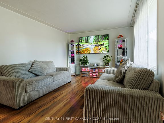 3rd image of 117 Goldwick Cres