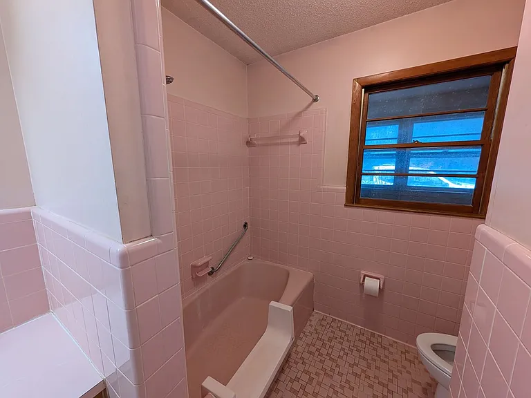 805 Edgewood Rd — Photo 13