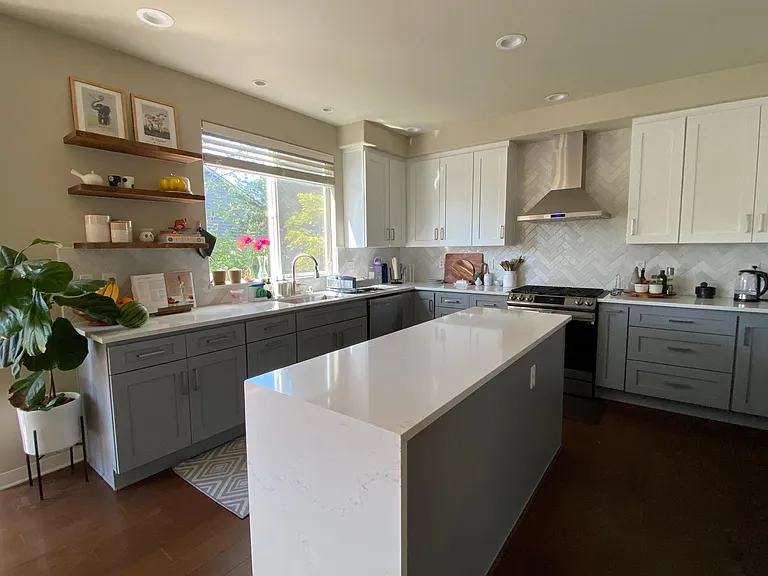 Tastefully remodeled kitchen (2021) - All new appliances, lots of storage and expensive finishes