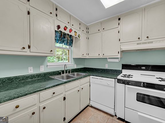 5th image of 464 Riverbend Rd