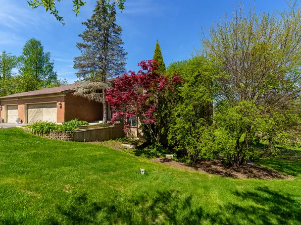 9 High Point Dr, Hawthorn Woods, IL 60047