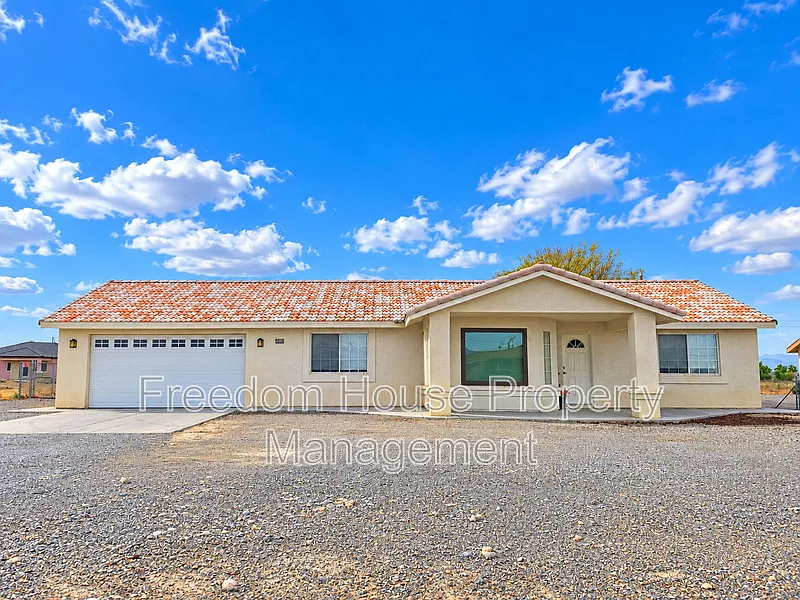 3 bed, 2.0 bath, 1597 sqft, $1,895 — Photo 3