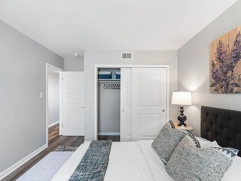 Lake Castleton Apartments — Photo 11