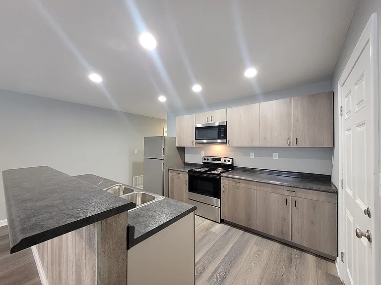 640 W Walnut St — Photo 9